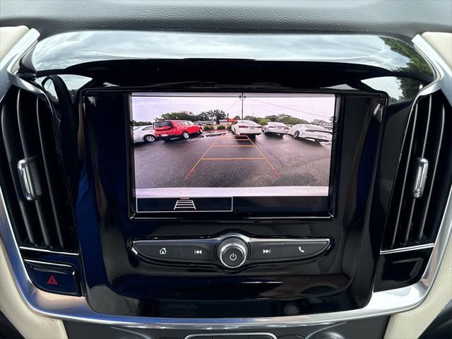 Photo of 2022 Silver Ice Metallic Chevrolet Traverse