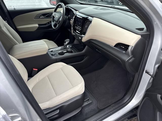 Photo of 2022 Silver Ice Metallic Chevrolet Traverse
