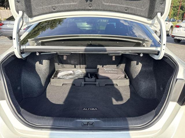 Photo of 2022 Pearl White Tricoat Nissan Altima