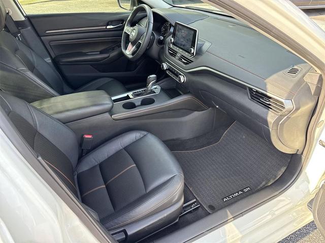Photo of 2022 Pearl White Tricoat Nissan Altima