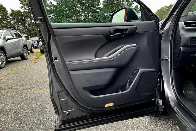Photo of 2023 Magnetic Gray Metallic Toyota Highlander