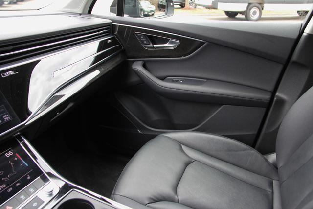 Photo of 2024 Mythos Black Metallic Audi Q7