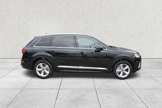 Photo of 2024 Mythos Black Metallic Audi Q7