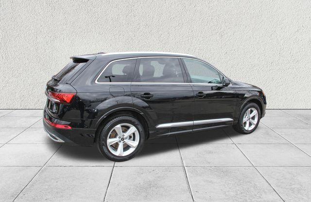 Photo of 2024 Mythos Black Metallic Audi Q7