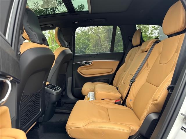 Photo of 2025 Crystal White Volvo XC90