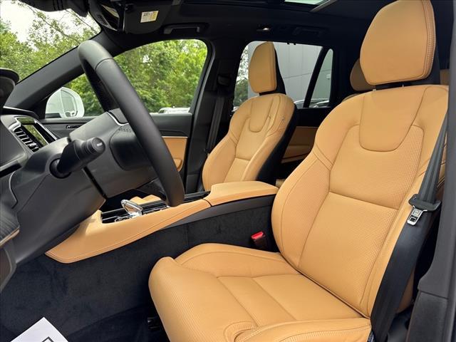 Photo of 2025 Crystal White Volvo XC90