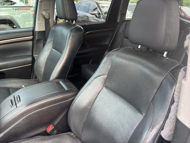 Photo of 2014 Attitude Black Metallic Toyota Highlander