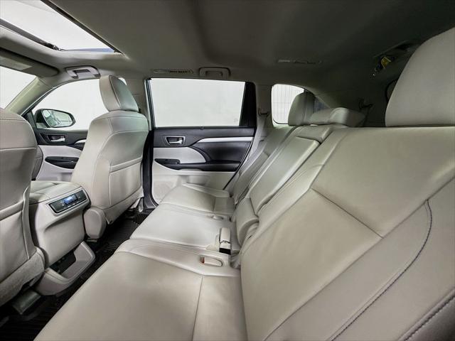 Photo of 2019 Shoreline Blue Pearl Toyota Highlander