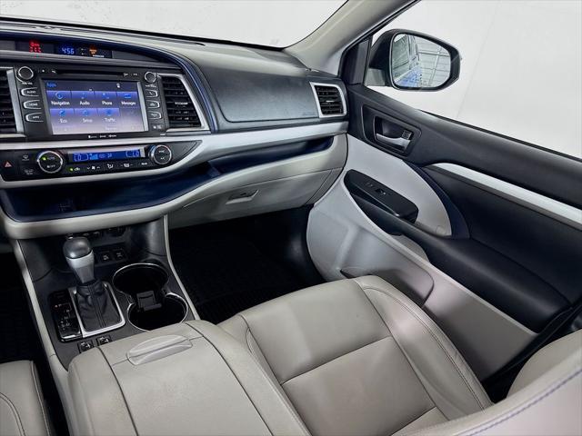 Photo of 2019 Shoreline Blue Pearl Toyota Highlander