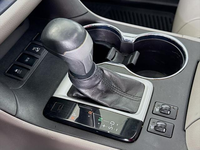 Photo of 2019 Shoreline Blue Pearl Toyota Highlander