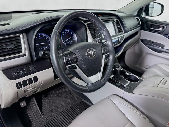 Photo of 2019 Shoreline Blue Pearl Toyota Highlander