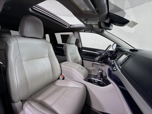 Photo of 2019 Shoreline Blue Pearl Toyota Highlander