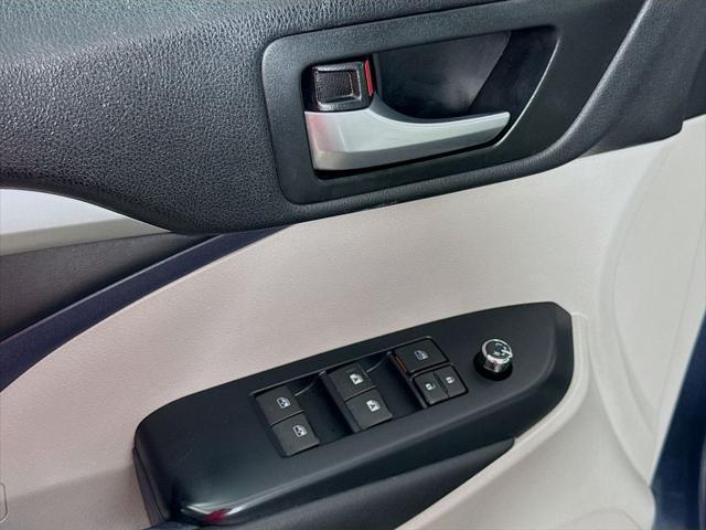 Photo of 2019 Shoreline Blue Pearl Toyota Highlander