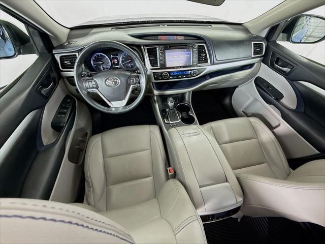 Photo of 2019 Shoreline Blue Pearl Toyota Highlander