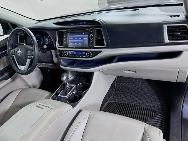 Photo of 2019 Shoreline Blue Pearl Toyota Highlander