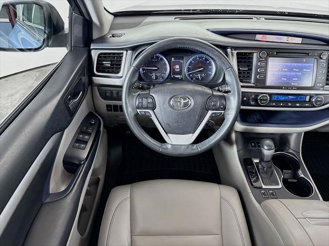 Photo of 2019 Shoreline Blue Pearl Toyota Highlander
