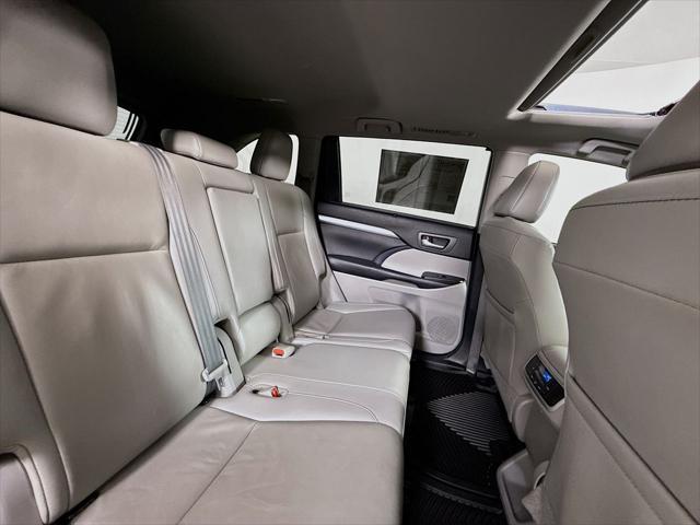 Photo of 2019 Shoreline Blue Pearl Toyota Highlander