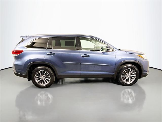 Photo of 2019 Shoreline Blue Pearl Toyota Highlander