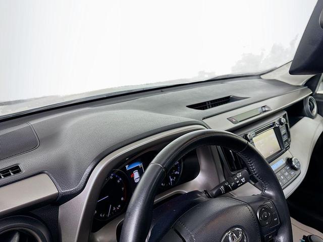 Photo of 2017 Super White Toyota RAV4