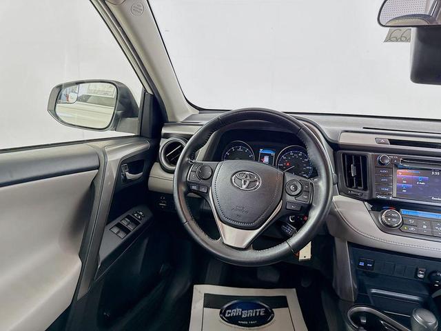 Photo of 2017 Super White Toyota RAV4