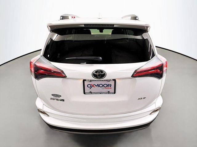 Photo of 2017 Super White Toyota RAV4