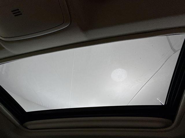 Photo of 2017 Super White Toyota RAV4