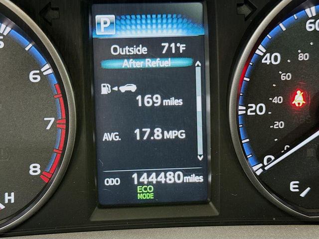 Photo of 2017 Super White Toyota RAV4