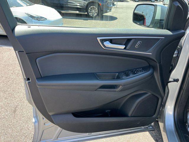 Photo of 2024 Iconic Silver Metallic Ford Edge