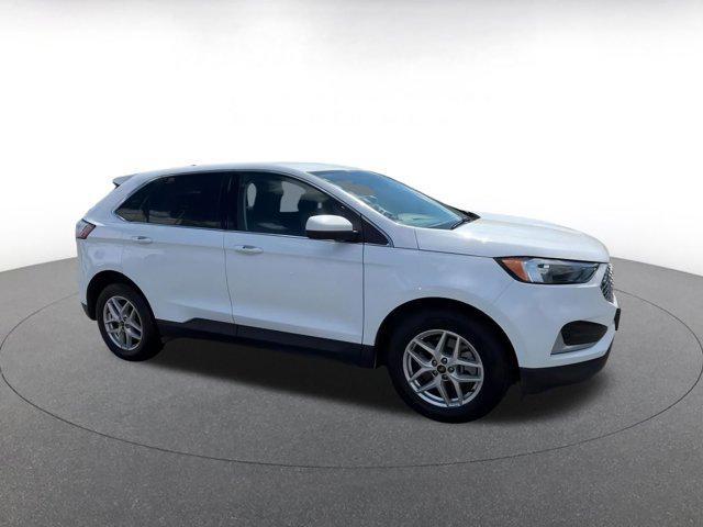 Photo of 2024 Oxford White Ford Edge