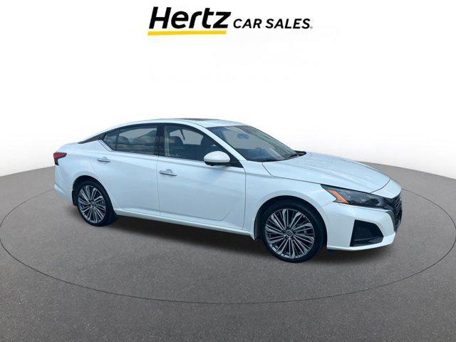 Photo of 2024 Pearl White Tricoat Nissan Altima