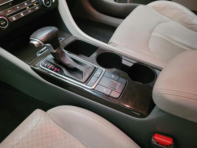 Photo of 2016 Sparkling Silver Kia Optima