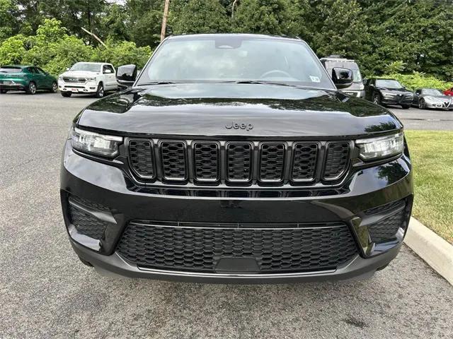 Photo of 2023 Diamond Black Crystal Pearlcoat Jeep Grand Cherokee
