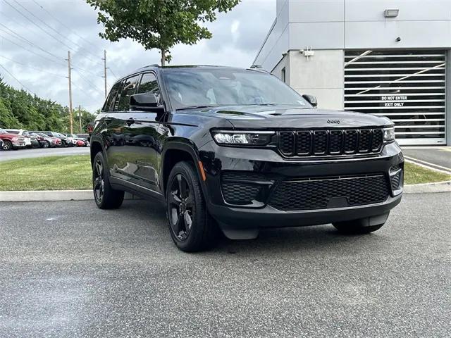 Photo of 2023 Diamond Black Crystal Pearlcoat Jeep Grand Cherokee