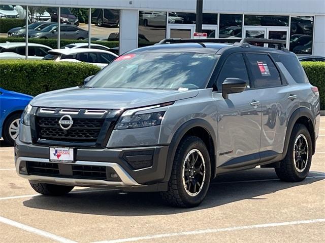 Photo of 2024 2t Gry Blk Roof Nissan Pathfinder