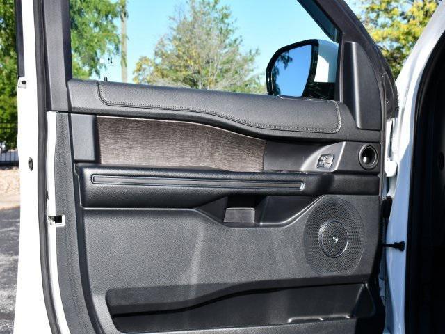 Photo of 2021 White Ford Expedition