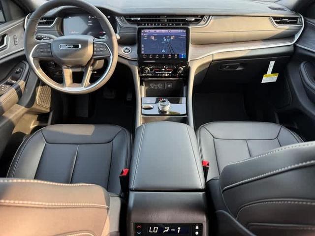 Photo of 2025 Diamond Black Jeep Grand Cherokee L