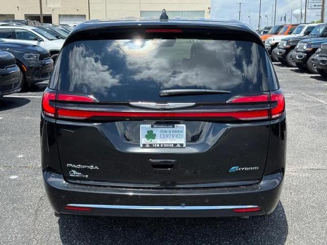 Photo of 2022 Brilliant Black Crystal Pearlcoat Chrysler Pacifica Hybrid