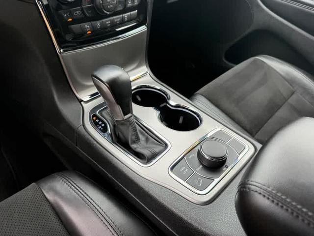 Photo of 2022 Bright White Clearcoat Jeep Grand Cherokee WK