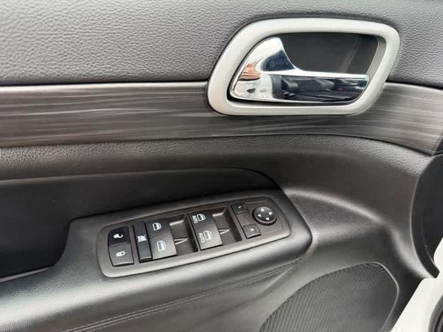 Photo of 2022 Bright White Clearcoat Jeep Grand Cherokee WK
