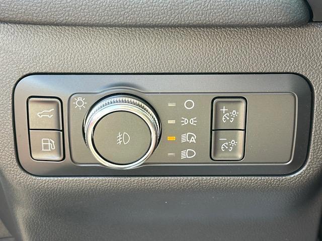 Photo of 2022 STAR WHITE METALLIC TRI-COAT Ford Escape