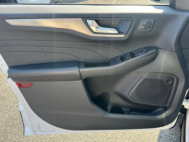 Photo of 2022 STAR WHITE METALLIC TRI-COAT Ford Escape