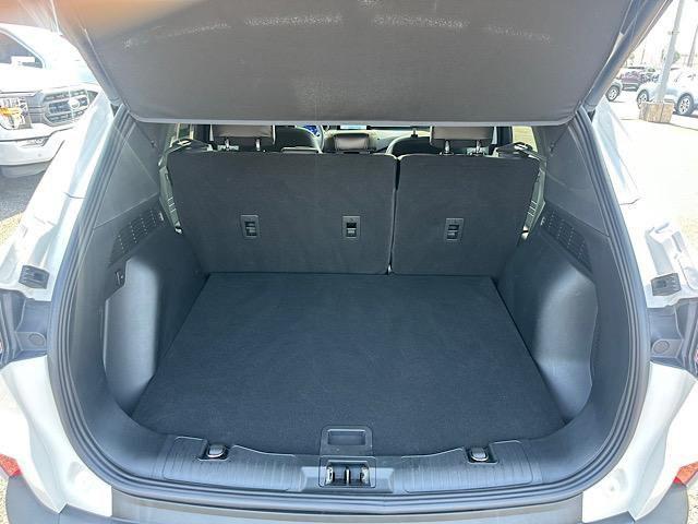 Photo of 2022 STAR WHITE METALLIC TRI-COAT Ford Escape