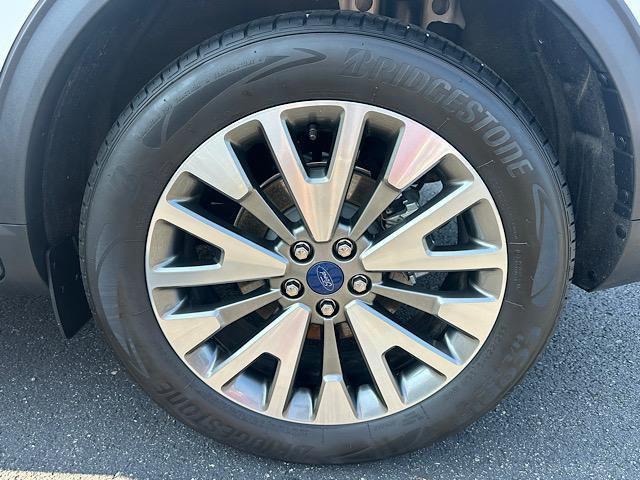 Photo of 2022 STAR WHITE METALLIC TRI-COAT Ford Escape