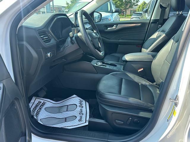 Photo of 2022 STAR WHITE METALLIC TRI-COAT Ford Escape