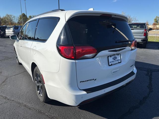 Photo of 2020 Bright White Clearcoat Chrysler Pacifica