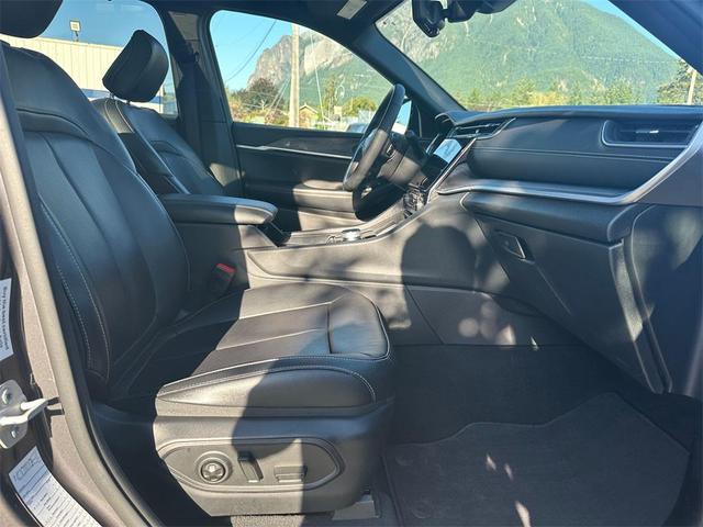 Photo of 2024 Baltic Gray Metallic Clearcoat Jeep Grand Cherokee L