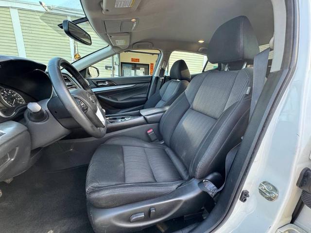 Photo of 2017 White Nissan Maxima
