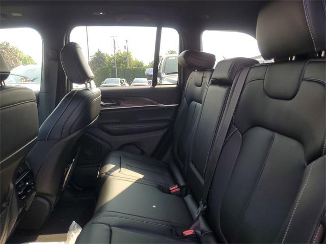 Photo of 2025 Diamond Black Crystal Pearlcoat Jeep Grand Cherokee