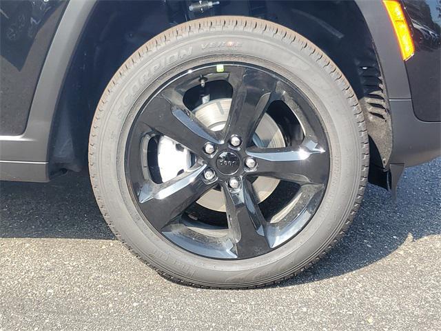 Photo of 2025 Diamond Black Crystal Pearlcoat Jeep Grand Cherokee