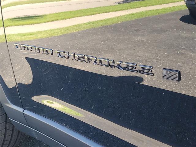Photo of 2025 Diamond Black Crystal Pearlcoat Jeep Grand Cherokee L